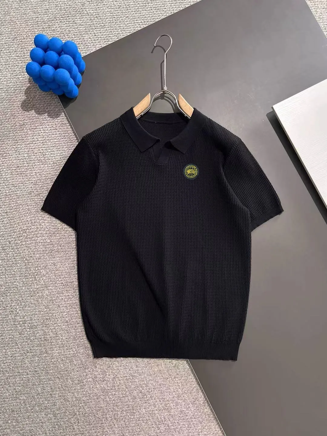 Next day shipment P300 High quality Big Goose 2025 new summer men's lapel short-sleeved knitted fabric Made of combed cotton yarn knitted cotton fabric, pure cotton high-weight special yarn, it feels full of weight when weighed, and the upper body is more textured than ordinary knitted fabrics. This texture can cope with the weather. Perfectly produced stitch by stitch according to the original version! Show nobility. Sizes: M to 3XL
